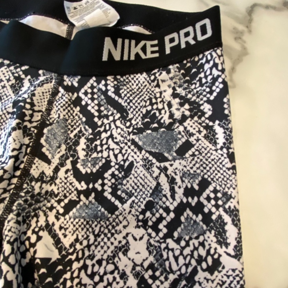Nike pro Heights snake print vixen women Capri size small workout pants - Picture 2 of 10